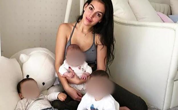 Georgina enseña las dos caras de la maternidad