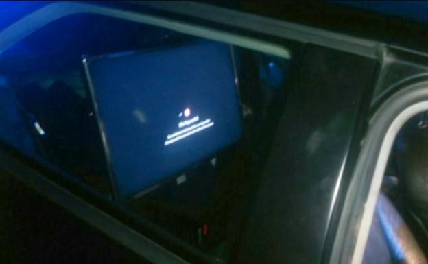 Paran a un conductor que llevaba un televisor de 32 pulgadas instalado en el asiento trasero del coche