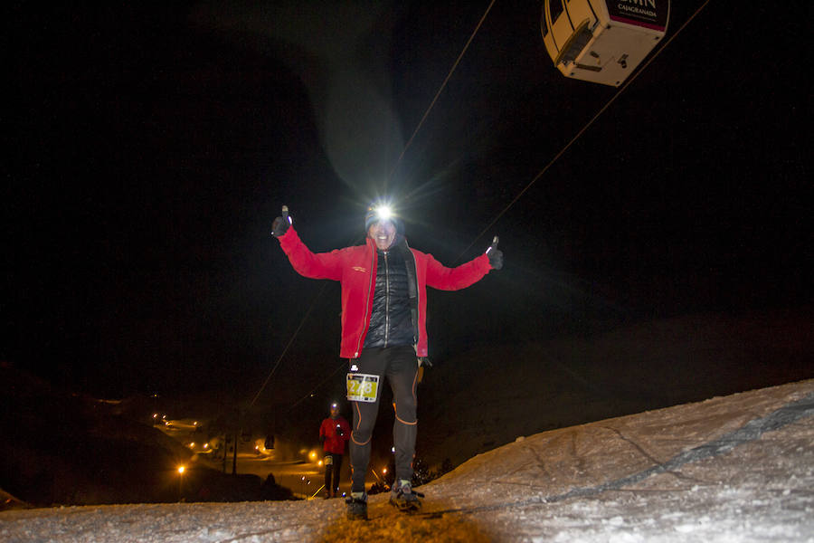 Ochocientos participantes han participado en el Campeonato de España de Snow Running. La prueba, que ha comenzado a las seis y media de la tarde en Pradollano, ha constado de doce kilómetros y medio y ha tenido un desnivel acumulado de más de novecientos metros. El evento se ha disputado simultáneamente con la actividad de esquí nocturno de los sábados en la pista de El Río. Un año más, el número de participantes ha vuelto a incrementarse y muy especialmente el apartado femenino, que ha contado con 128 corredoras