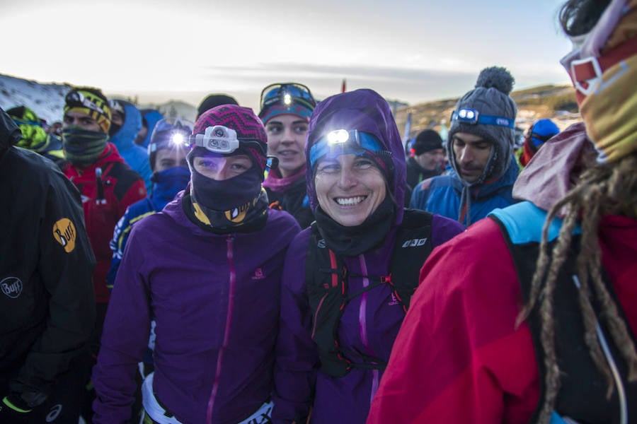 Ochocientos participantes han participado en el Campeonato de España de Snow Running. La prueba, que ha comenzado a las seis y media de la tarde en Pradollano, ha constado de doce kilómetros y medio y ha tenido un desnivel acumulado de más de novecientos metros. El evento se ha disputado simultáneamente con la actividad de esquí nocturno de los sábados en la pista de El Río. Un año más, el número de participantes ha vuelto a incrementarse y muy especialmente el apartado femenino, que ha contado con 128 corredoras