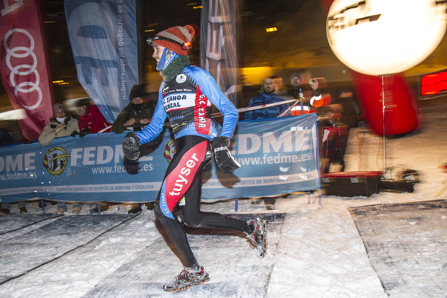 Ochocientos participantes han participado en el Campeonato de España de Snow Running. La prueba, que ha comenzado a las seis y media de la tarde en Pradollano, ha constado de doce kilómetros y medio y ha tenido un desnivel acumulado de más de novecientos metros. El evento se ha disputado simultáneamente con la actividad de esquí nocturno de los sábados en la pista de El Río. Un año más, el número de participantes ha vuelto a incrementarse y muy especialmente el apartado femenino, que ha contado con 128 corredoras