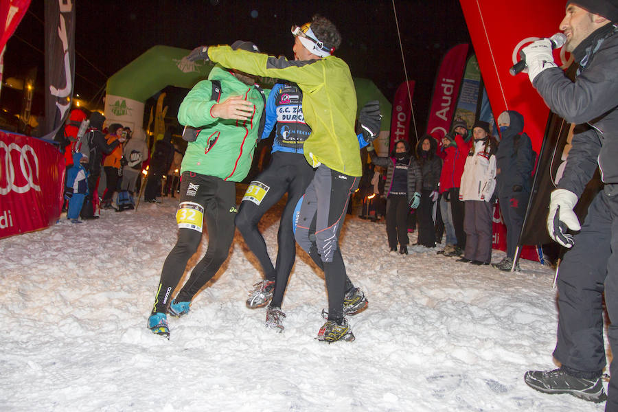 Ochocientos participantes han participado en el Campeonato de España de Snow Running. La prueba, que ha comenzado a las seis y media de la tarde en Pradollano, ha constado de doce kilómetros y medio y ha tenido un desnivel acumulado de más de novecientos metros. El evento se ha disputado simultáneamente con la actividad de esquí nocturno de los sábados en la pista de El Río. Un año más, el número de participantes ha vuelto a incrementarse y muy especialmente el apartado femenino, que ha contado con 128 corredoras