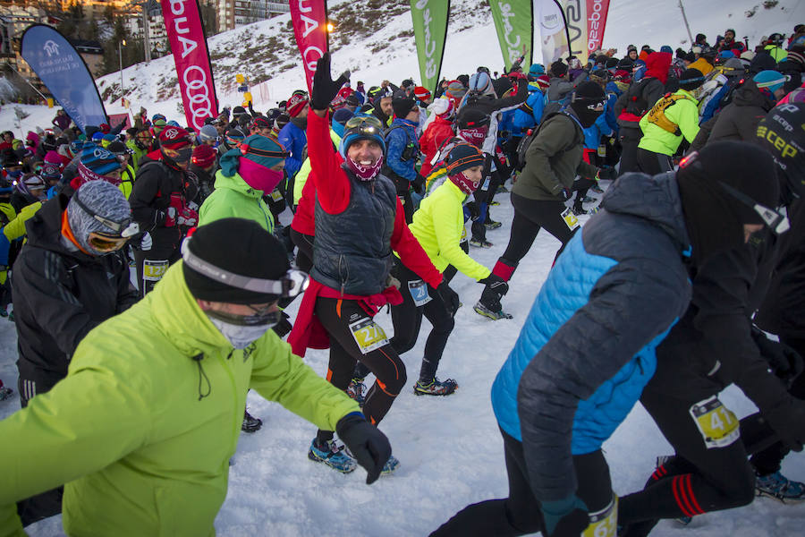 Ochocientos participantes han participado en el Campeonato de España de Snow Running. La prueba, que ha comenzado a las seis y media de la tarde en Pradollano, ha constado de doce kilómetros y medio y ha tenido un desnivel acumulado de más de novecientos metros. El evento se ha disputado simultáneamente con la actividad de esquí nocturno de los sábados en la pista de El Río. Un año más, el número de participantes ha vuelto a incrementarse y muy especialmente el apartado femenino, que ha contado con 128 corredoras