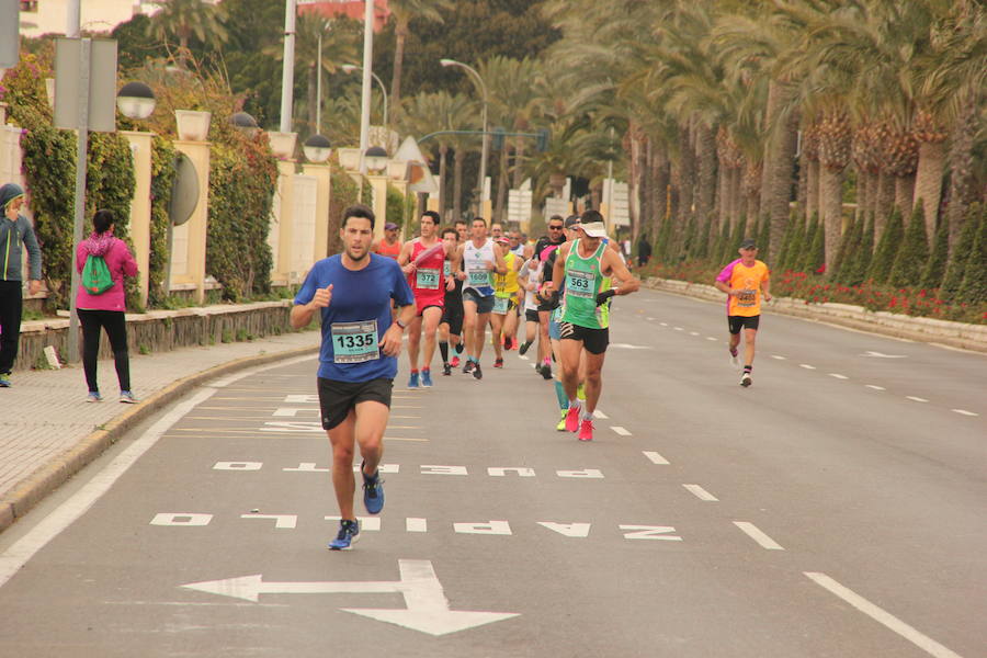 Han invertido 1 hora, 3 minutos y 30 segundos y 1.17:18, respectivamente, en recorrer los 21.097 metros en una prueba con más de 4.600 participantes