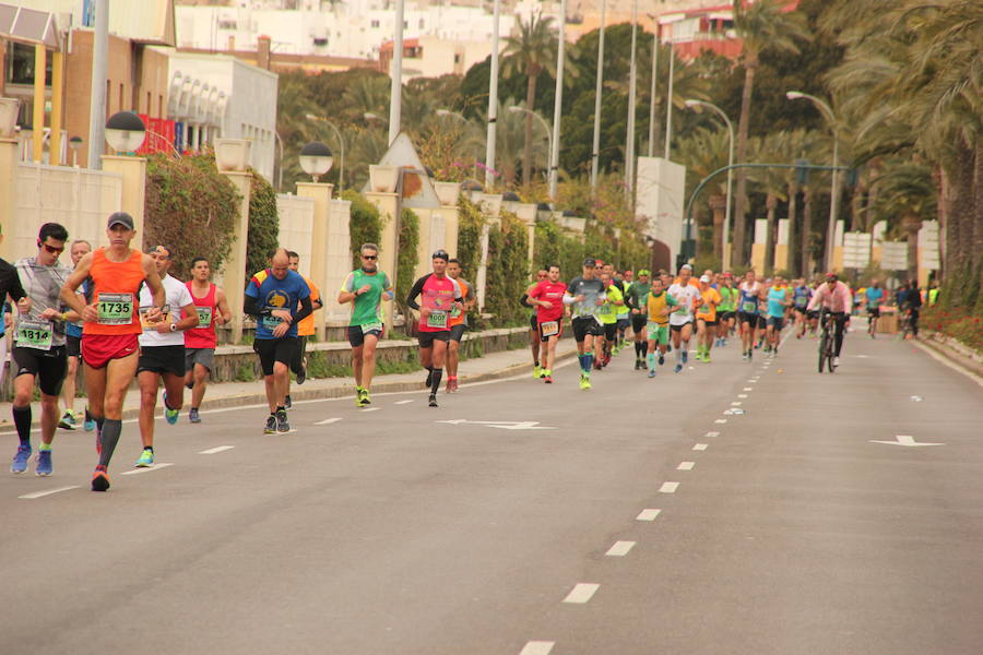 Han invertido 1 hora, 3 minutos y 30 segundos y 1.17:18, respectivamente, en recorrer los 21.097 metros en una prueba con más de 4.600 participantes