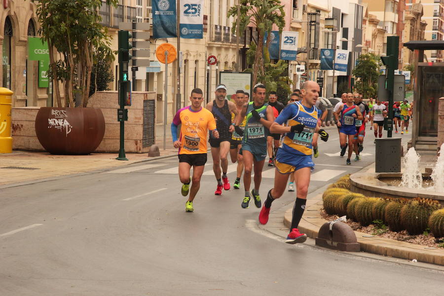 Han invertido 1 hora, 3 minutos y 30 segundos y 1.17:18, respectivamente, en recorrer los 21.097 metros en una prueba con más de 4.600 participantes