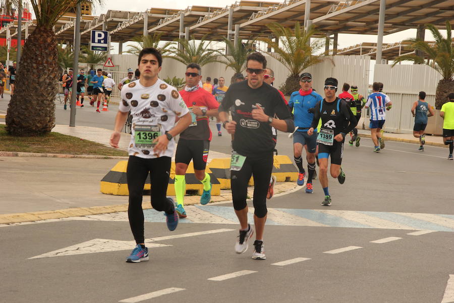 Han invertido 1 hora, 3 minutos y 30 segundos y 1.17:18, respectivamente, en recorrer los 21.097 metros en una prueba con más de 4.600 participantes