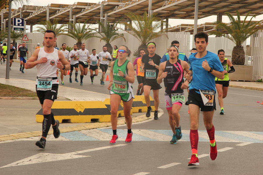 Han invertido 1 hora, 3 minutos y 30 segundos y 1.17:18, respectivamente, en recorrer los 21.097 metros en una prueba con más de 4.600 participantes