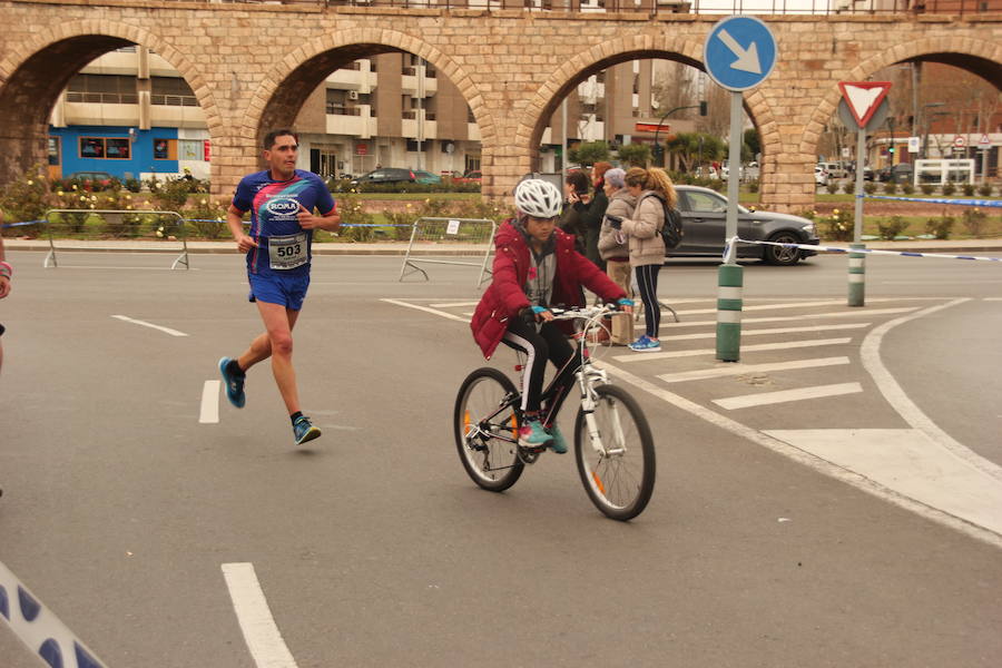 Han invertido 1 hora, 3 minutos y 30 segundos y 1.17:18, respectivamente, en recorrer los 21.097 metros en una prueba con más de 4.600 participantes