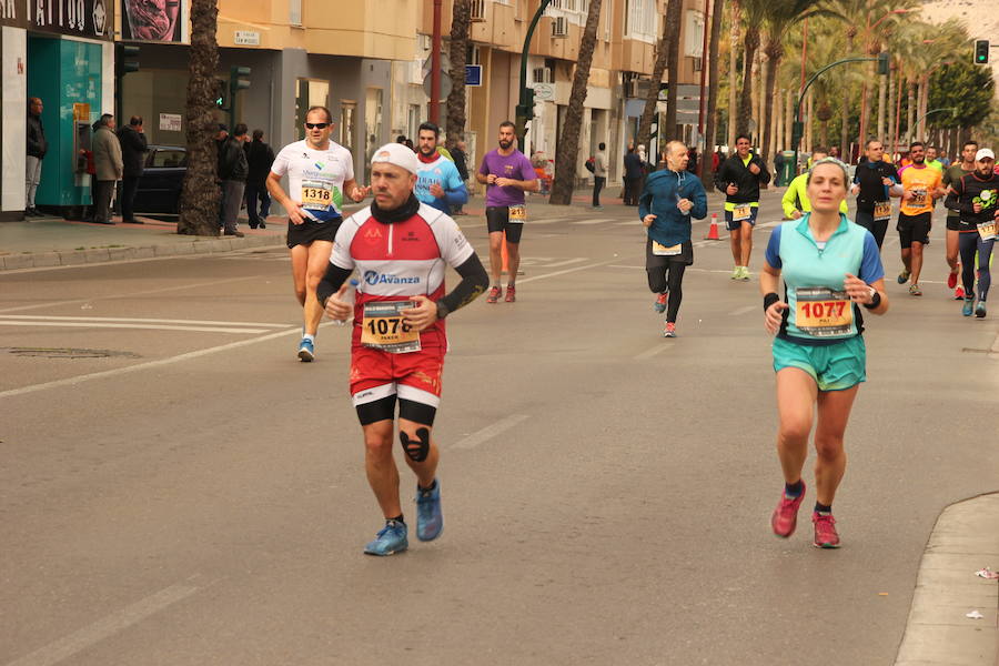 Han invertido 1 hora, 3 minutos y 30 segundos y 1.17:18, respectivamente, en recorrer los 21.097 metros en una prueba con más de 4.600 participantes