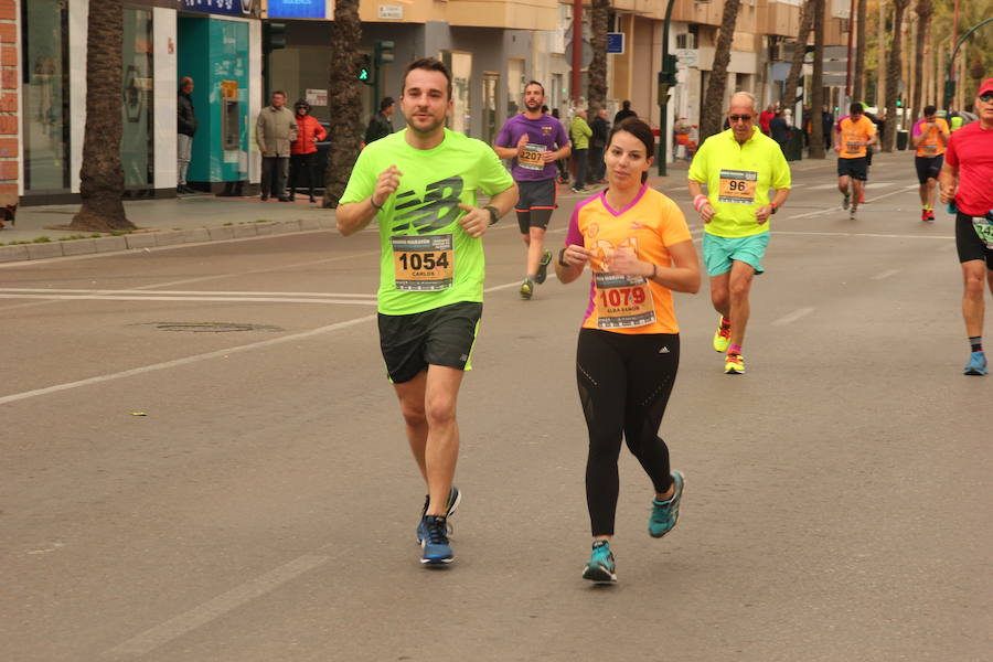 Han invertido 1 hora, 3 minutos y 30 segundos y 1.17:18, respectivamente, en recorrer los 21.097 metros en una prueba con más de 4.600 participantes