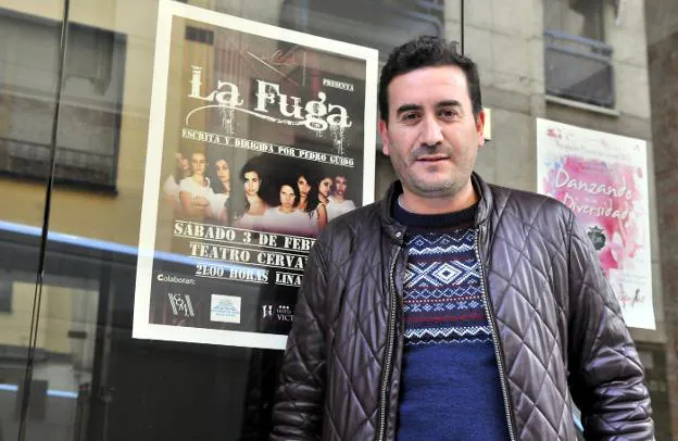 Pedro Güido, junto al cartel de la obra que estrena hoy. 