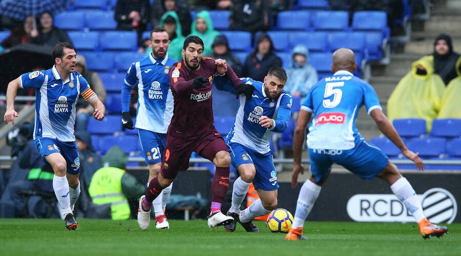 Espanyol y Barcelona empataron en un derbi de alta tensión (1-1). El cuadro blanquiazul se adelantó por medio de Gerard Moreno pero Gerard Piqué puso el empate de cabeza.