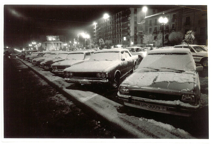 Nieve sobre los vehículos aparcados en Puerta Real. Fecha desconocida