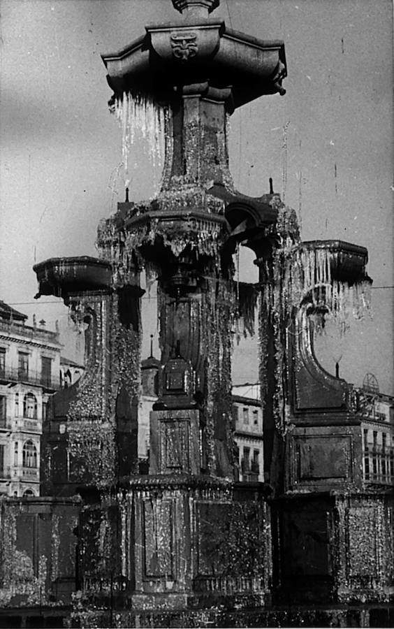 El agua helada de la Fuente de las Batallas. Torres Molina/Archivo de Ideal
