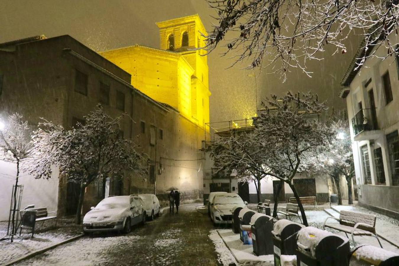 La nieve empieza a complicar la circulación en la A-92 por Loja y está cerrado el Puerto de la Mora