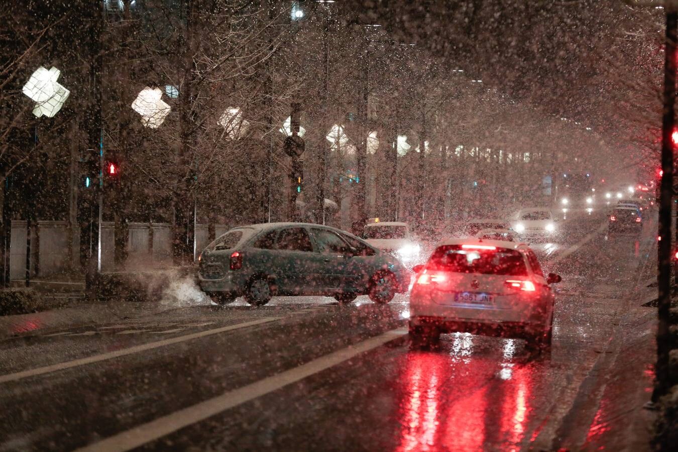 La nieve empieza a complicar la circulación en la A-92 por Loja y está cerrado el Puerto de la Mora