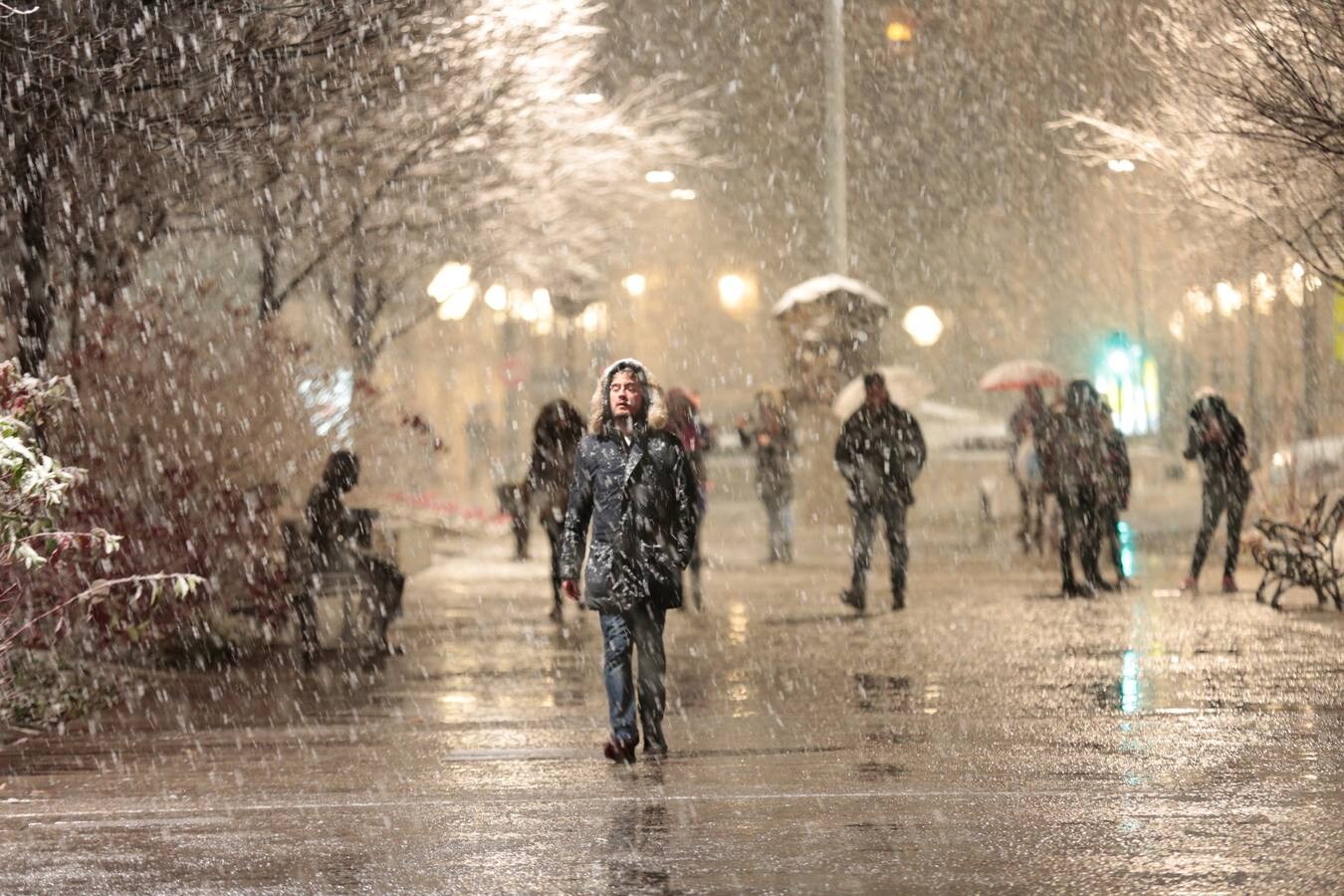 La nieve empieza a complicar la circulación en la A-92 por Loja y está cerrado el Puerto de la Mora