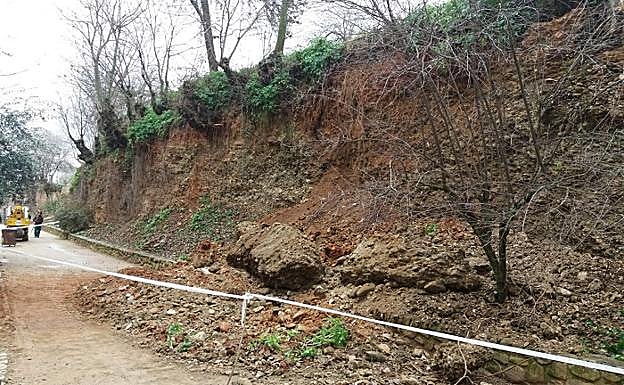 Derrumbe de tierra ocurrido este pasado lunes en la Cuesta de los Chinos.