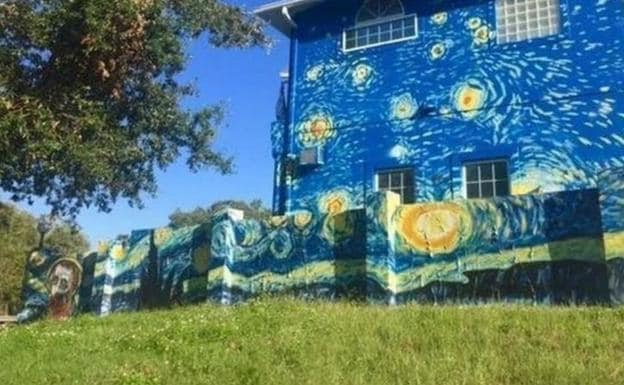 Pintan de Van Gogh la fachada de su casa para ayudar a su hijo autista y los multan
