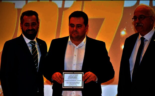 Salvador Segura, presidente de la entidad, recibiendo la placa por el mejor rally de 2017.