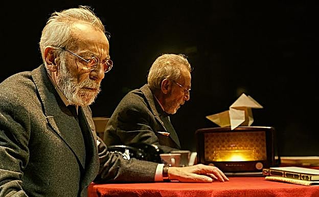 José Luis Gómez transformado en Miguel de Unamuno, en el escenario del Teatro de La Abadía.