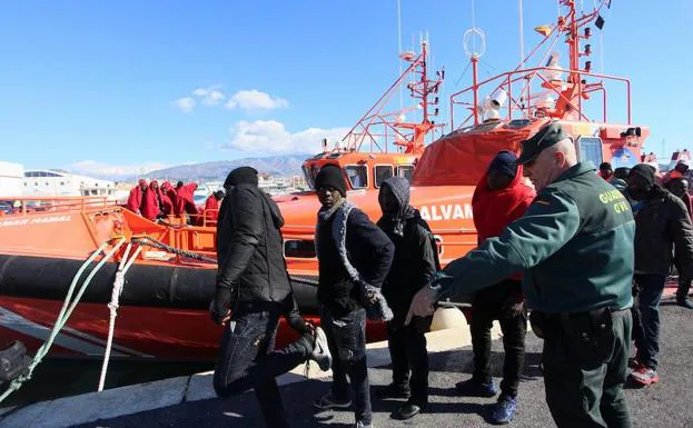 Llegan a Motril sanos y salvos 36 inmigrantes rescatados de una patera