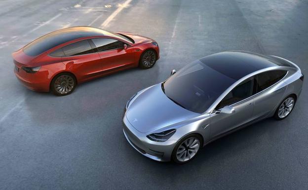 Dos coches Model 3 de Tesla.