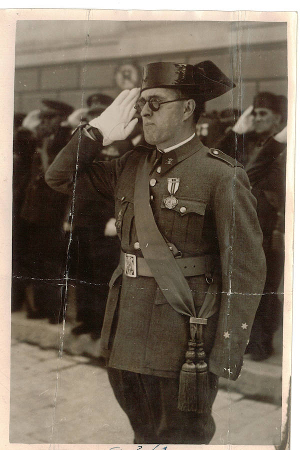 El capitán Mariano Pelayo. En la imagen saluda al ser condecorado en la plaza del Carmen de Granada con la Medalla Militar Individual el 18 de julio de 1942. En la imagen se aprecian las secuelas del atentado que le amputó un brazo y le dejó tuerto.