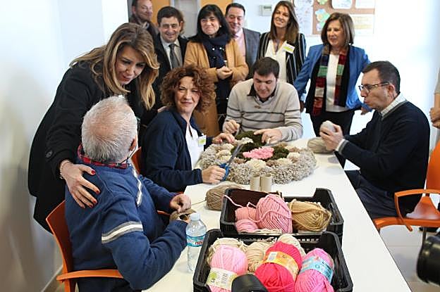 La presidenta de la Junta saluda a los residentes del centro Alhucema