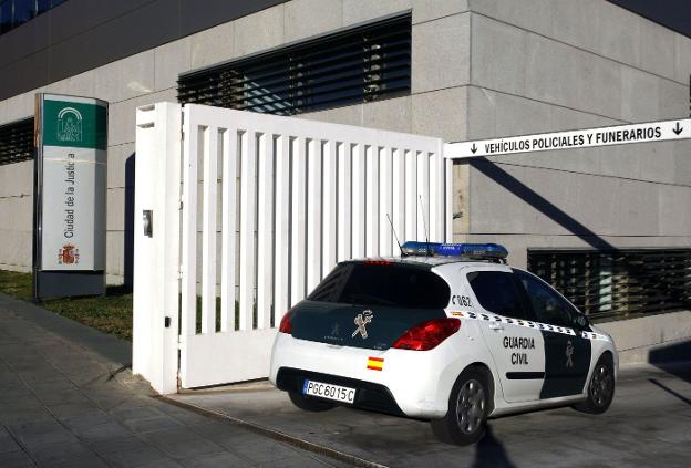Un vehículo de la Guardia Civil accede a la Ciudad de Justicia de Almería.