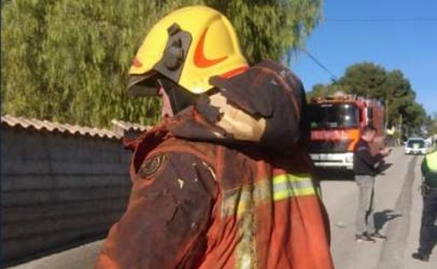 Bomberos trabajando en la extinción de la vivienda incendiada en Ontinyent. 