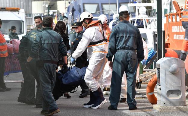 Trasladan a 3 fallecidos y 82 supervivientes de dos pateras al puerto de Almería