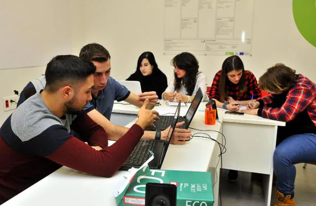 Los alumnos se reunieron para dar solución a los retos planteados por las empresas.