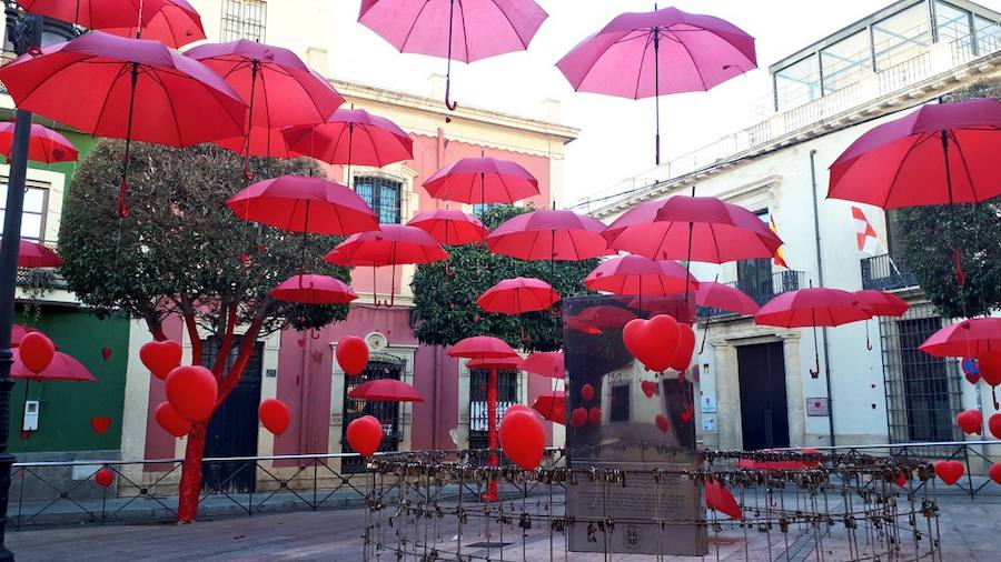 Imagen principal - Así estaba la plaza antes de que los vándalos robasen la práctica totalidad de la intervención y prendiesen fuego al gran corazón de sombrillas. 