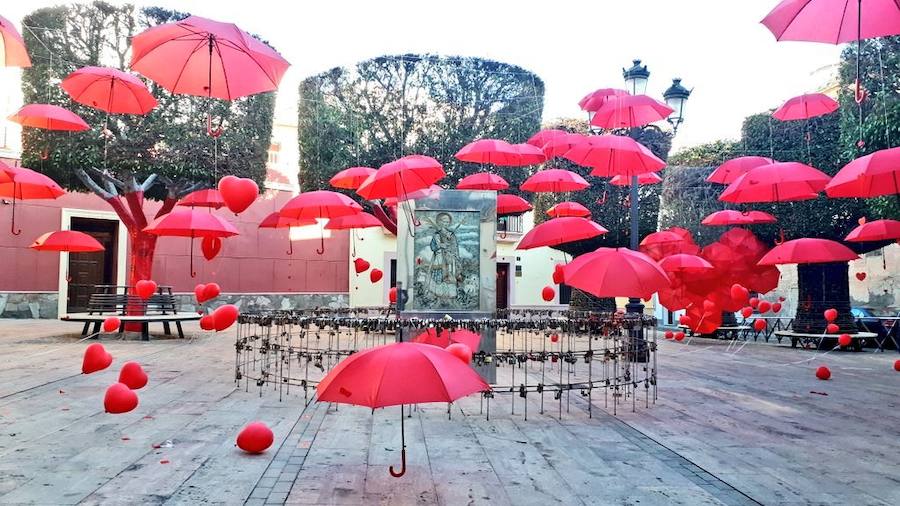 Imagen secundaria 1 - Así estaba la plaza antes de que los vándalos robasen la práctica totalidad de la intervención y prendiesen fuego al gran corazón de sombrillas. 