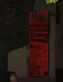 Imagen secundaria 2 - Así permanecía ayer la plaza de Campoamor durante el acto de repulsa contra el vandalismo, que ha acabado con la instalación efímera para celebrar el día de San Valentín. 
