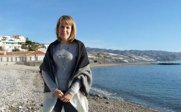 La alcaldesa, en una de las playas del municipio. 