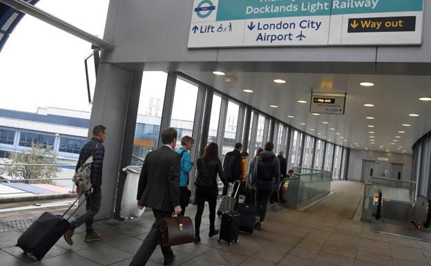 Pasajeros abandonan el London City Airport.