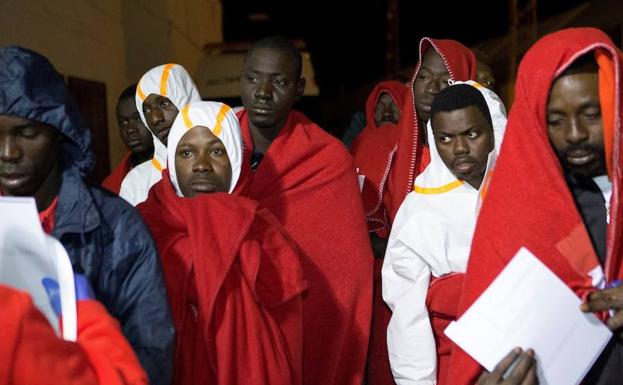 Algunos de los inmigrantes que han llegado a Motril tras ser rescatados.