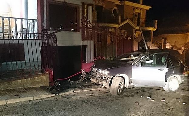 Estado en el que quedaron el vehículo y la farola tras el accidente