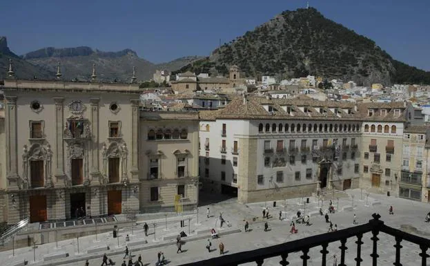 El Ayuntamiento de Jaén, a la izquierda, en la plaza de Santa María.