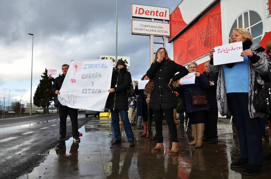 Medio centenar de personas se concentraron en las puertas de iDental