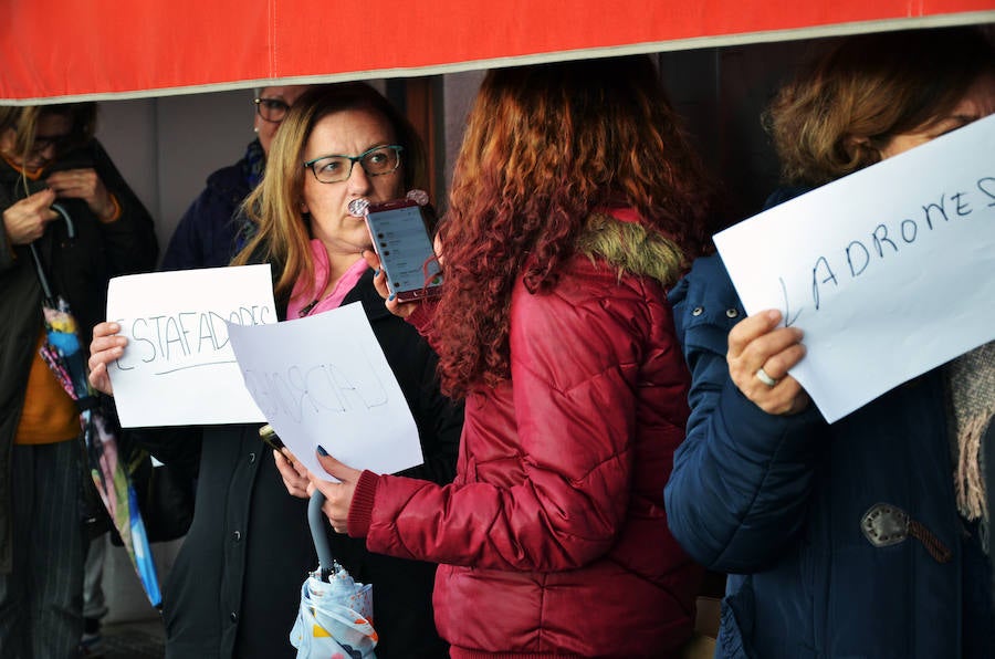 Medio centenar de personas se concentraron en las puertas de iDental