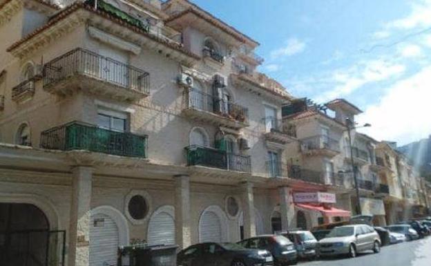 Muy cerca de la capital, concretamente en Cenes de la Vega, encontramos un apartamento de un dormitorio con salón y cocina americana, por tan sólo 49.100 euros.