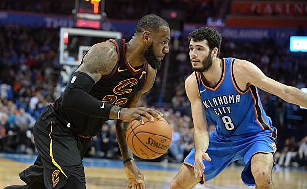 Álex Abrines defiende a LeBron James. 