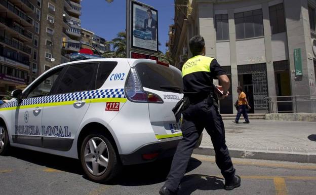 Un hombre toca 'Las Tres Caídas' con el alcoholímetro de la Policía y acaba detenido