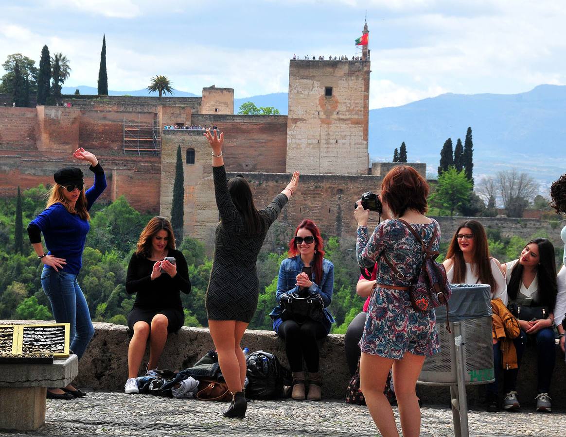 San Valentín es buen momento para paseos románticos junto al Darro, bajo las almenas de la Alhambra, y vivir paisajes para el amor 