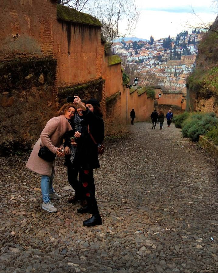 San Valentín es buen momento para paseos románticos junto al Darro, bajo las almenas de la Alhambra, y vivir paisajes para el amor 