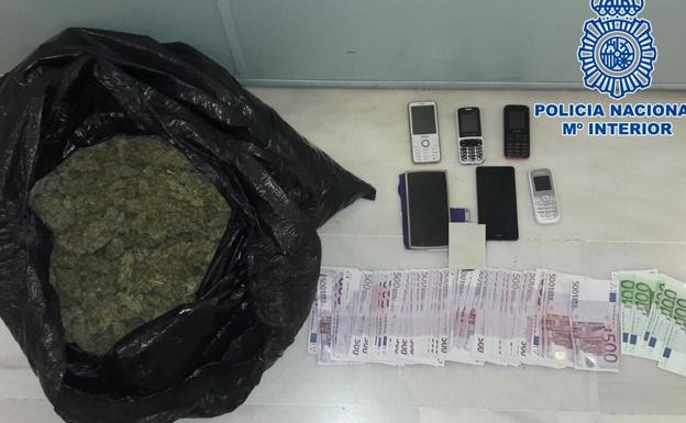 Les pillan en Granada con tres kilos de marihuana y más de 38.000 euros y dicen a los policías que les había "tocado la lotería"